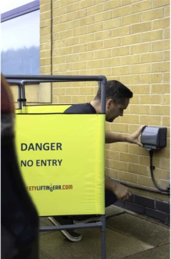 Hi-Viz Safety Barrier With 4 Panels