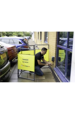 Hi-Viz Safety Barrier With 4 Panels -Router Shop hi viz safety barrier with 4 panels 4