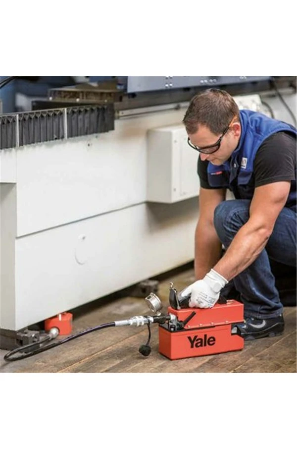 Yale 0.6ltr Cordless Battery Powered Pump 4 Yale 0.6ltr Cordless Battery Powered Pump - Image 2